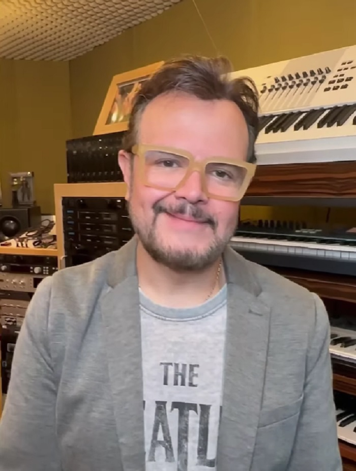 Ahora tiene 56 años y está casado con Karen Coronado, con quien tiene dos hijos. Luego de "Chiquilladas", se enfocó por completo en la música y logró consolidarse como uno de los cantautores más reconocidos del pop en español, con una carrera que incluye múltiples discos y giras internacionales.