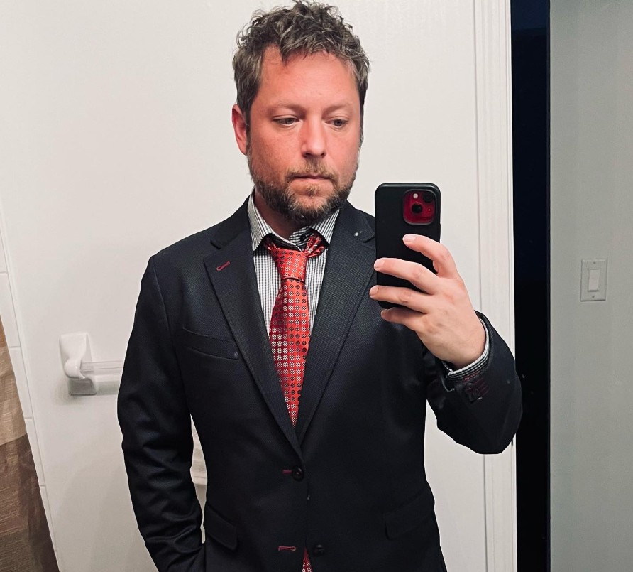 Alex Vincent se hizo famoso al interpretar a Andy Barclay, un niño a quien le regalan a Chucky. Ahora tiene 45 años. Después de una pausa durante su juventud, regresó a la actuación y retomó el personaje de Andy en distintas películas de la saga, incluidas "La maldición de Chucky" y "Culto a Chucky". También ha trabajado como escritor e ingeniero de sonido.