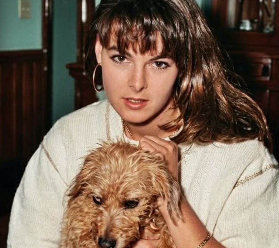 En noviembre de 1988, Alix dejó la agrupación mientras se encontraba en marcha la gira de los discos "Timbiriche VIII y IX". Su lugar fue ocupado por Bibi Gaytán, quien se incorporó al grupo durante esa etapa.