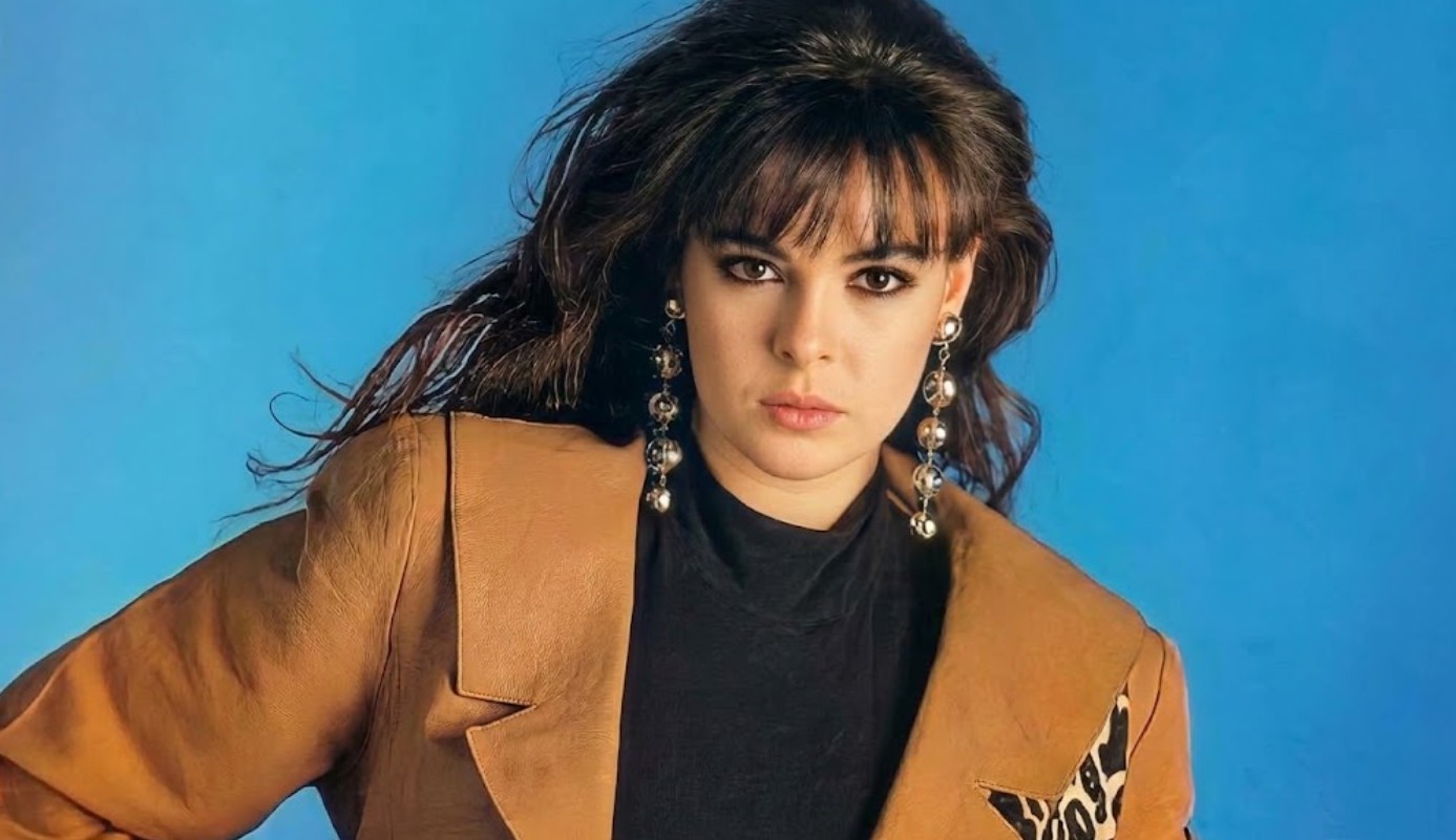 Alix Bauer fue una de las integrantes originales de Timbiriche, agrupación juvenil que alcanzó gran popularidad en México durante la década de los 80.