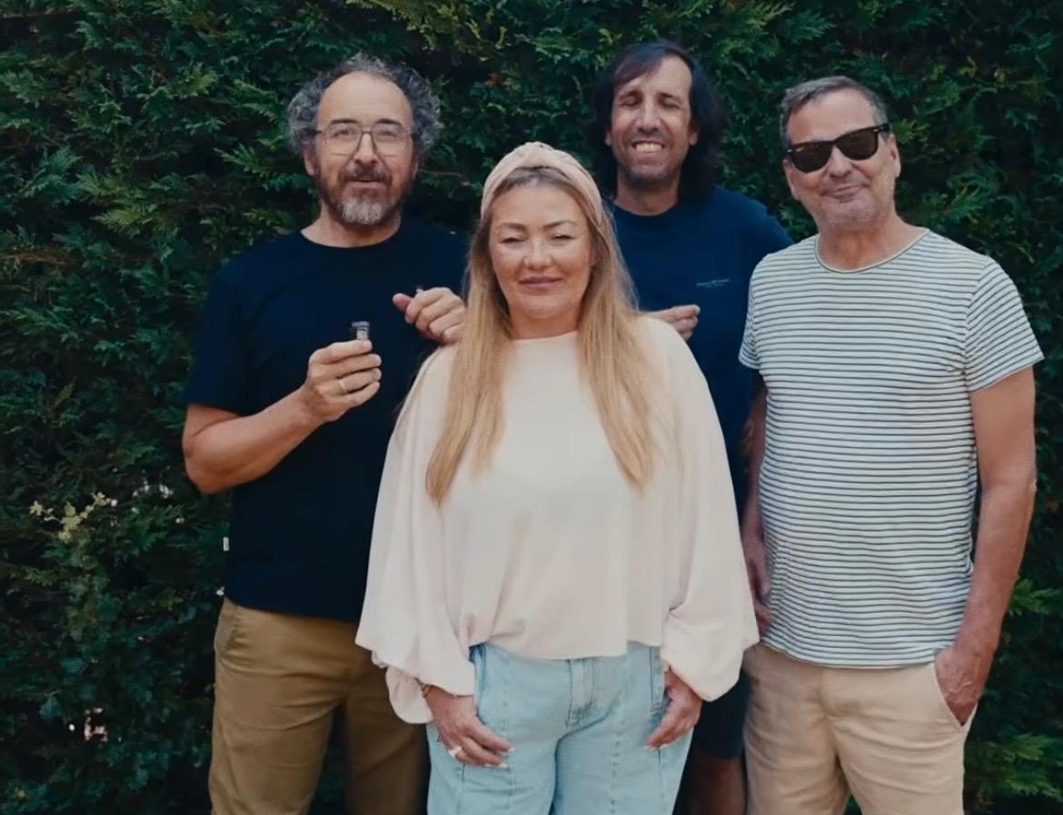 Su regreso generó distintas reacciones entre los seguidores de la banda, mientras algunos celebraron su vuelta, otros cuestionaron la salida de Leire Martínez y compararon su actual voz con la que tenía durante los primeros años del grupo.