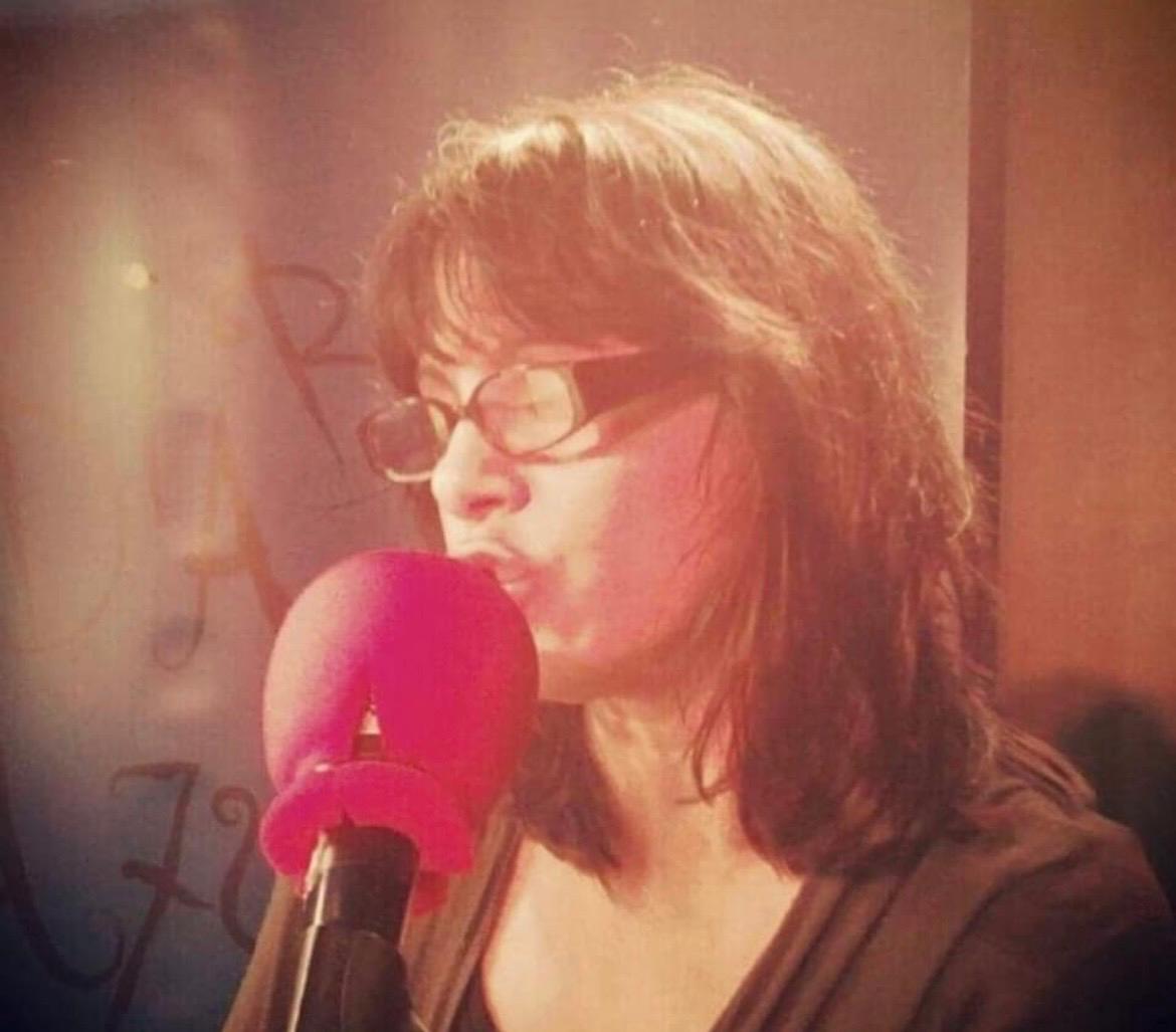 Posteriormente se mudó a Madrid, España, donde continuó desarrollando su carrera como escritora y manteniendo un perfil alejado del espectáculo.