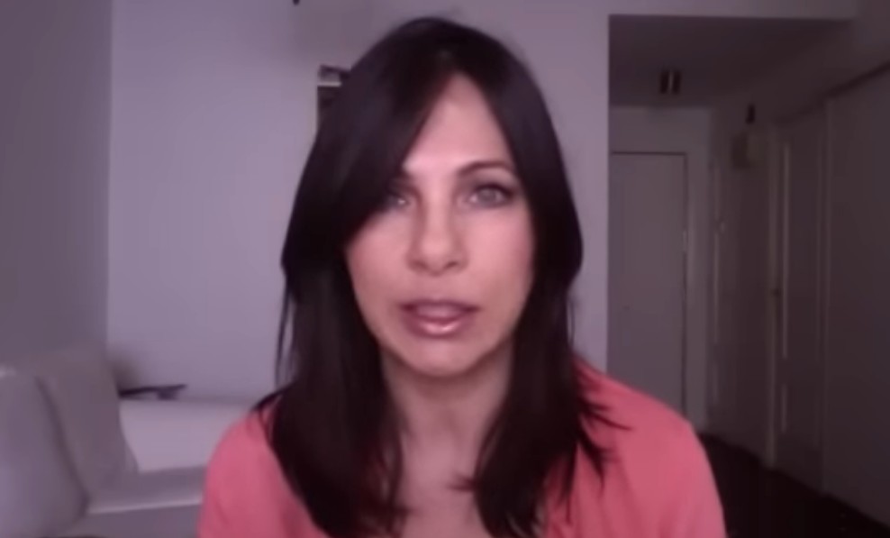 Después del conflicto legal,  Ana Colchero  se trasladó a Perú, donde protagonizó la telenovela "Isabella, mujer enamorada" en 1999, interpretando un doble papel que representó uno de sus mayores retos actorales.