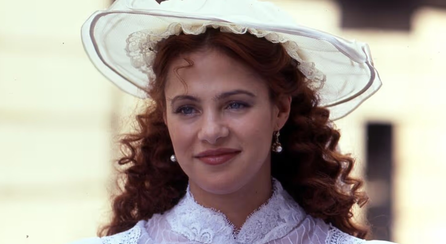 Tras su éxito en Televisa, decidió cambiar de televisora e integrarse a TV Azteca, buscando nuevos retos en su carrera profesional.