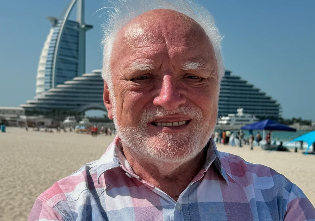 Su nombre real es András Arató y es un ingeniero húngaro de 80 años. Se volvió famoso luego de que le hicieran una sesión de fotos que terminó circulando como meme por su peculiar sonrisa. Continúa compartiendo imágenes suyas en Instagram, donde lo siguen más de 600 mil usuarios.