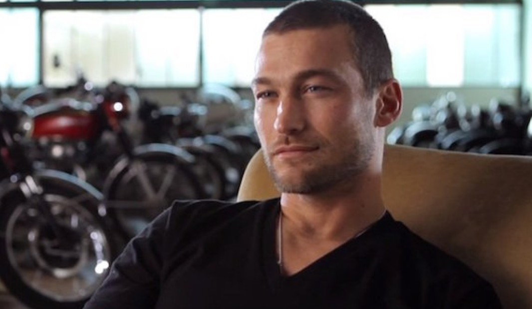 El actor murió el 11 de septiembre de 2011 a los 39 años tras una larga batalla contra el linfoma no Hodgkin. Su enfermedad ya había provocado retrasos en la producción de la serie, lo que llevó a la creación de una precuela mientras recibía tratamiento. Tras su fallecimiento, el papel de Spartacus fue retomado por otro actor, aunque su interpretación original sigue siendo muy recordada.