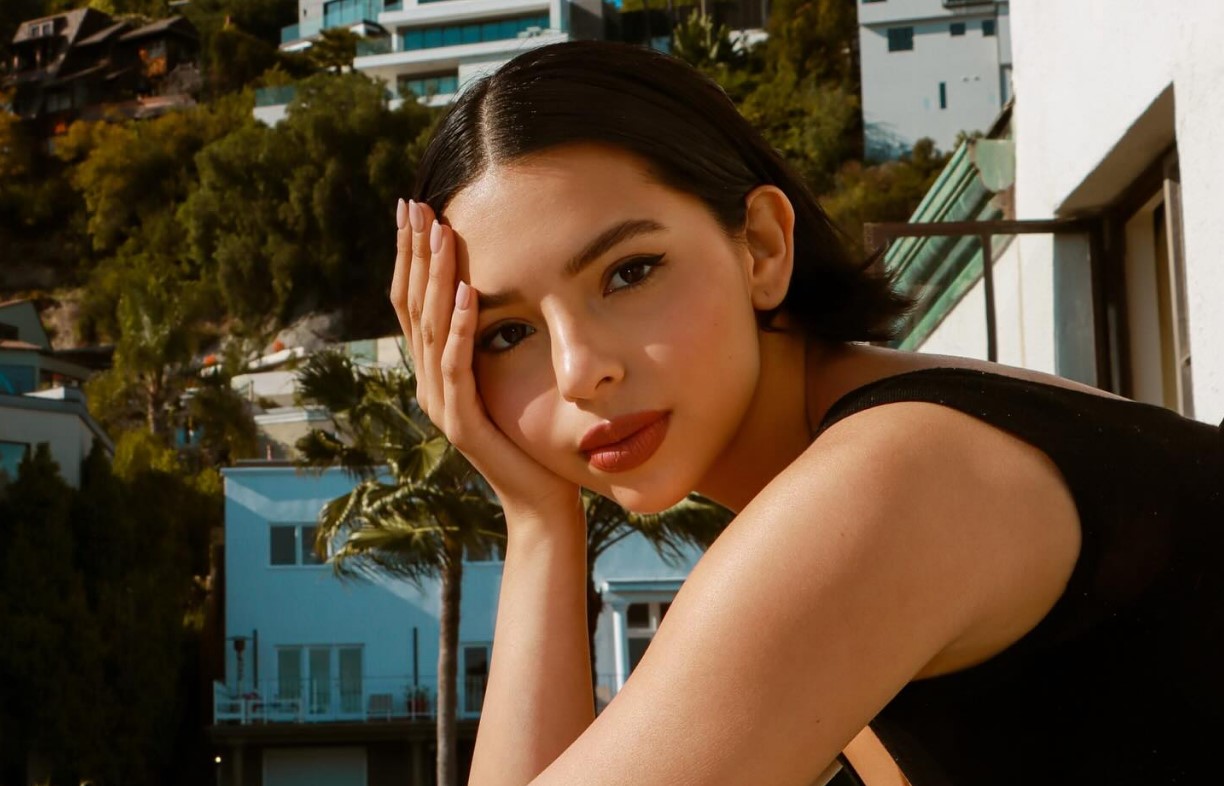 La cantante ha estado envuelta en polémicas sentimentales por sus relaciones con figuras como Gussy Lau y Christian Nodal, especialmente después de la filtración de fotografías privadas con Lau.