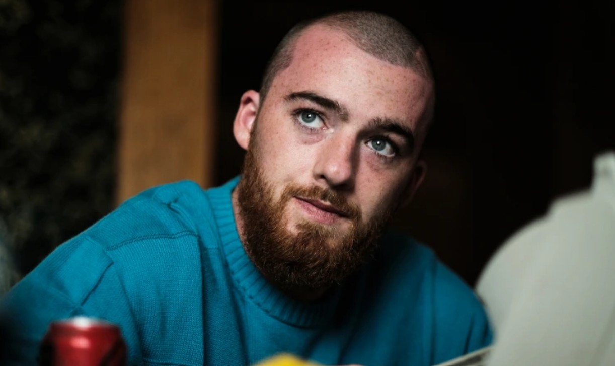 A lo largo de la historia de la televisión, varios actores han fallecido de manera inesperada mientras se encontraban trabajando en series importantes. Estas pérdidas no solo impactaron a sus compañeros de elenco, sino que también obligaron a los productores a modificar historias, rendir homenajes o incluso replantear por completo las series.