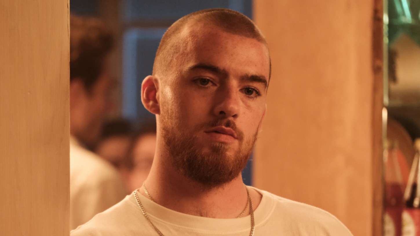 El actor murió el 31 de julio de 2023 a los 25 años por abuso de múltiples sustancias. Su fallecimiento ocurrió antes de comenzar el rodaje de la siguiente temporada, pero cuando su personaje, Fezco, ya era fundamental en la historia. La producción tuvo que ajustar la historia para justificar su repentina desaparición.