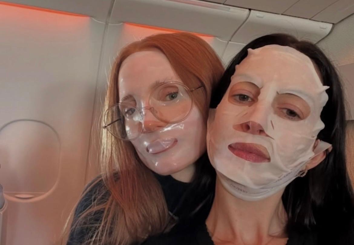 Masaje facial diario: Uno de sus rituales más constantes es masajear el rostro mientras aplica el limpiador. Esta técnica ayuda a activar la circulación, disminuir la hinchazón matutina, favorecer el drenaje linfático y definir el contorno facial.