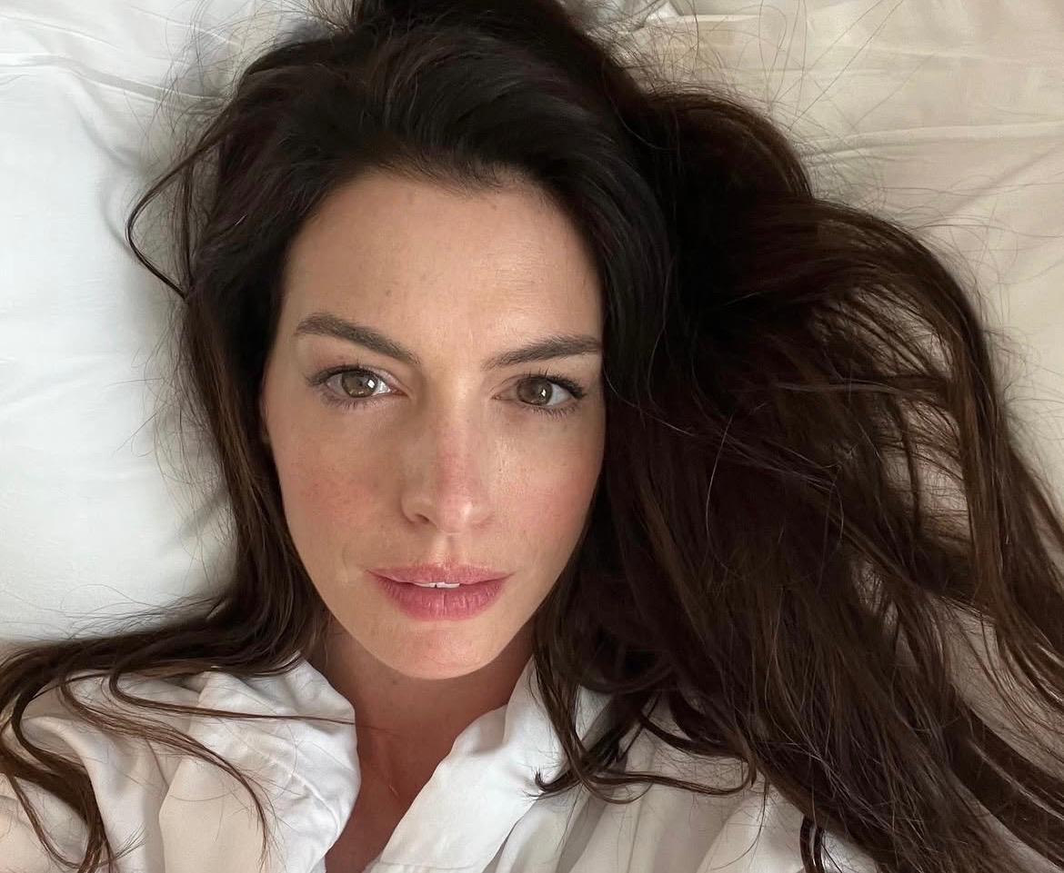 En diversas entrevistas, la actriz ha compartido los distintos trucos y rutinas de belleza que emplea para seguir luciendo radiante.