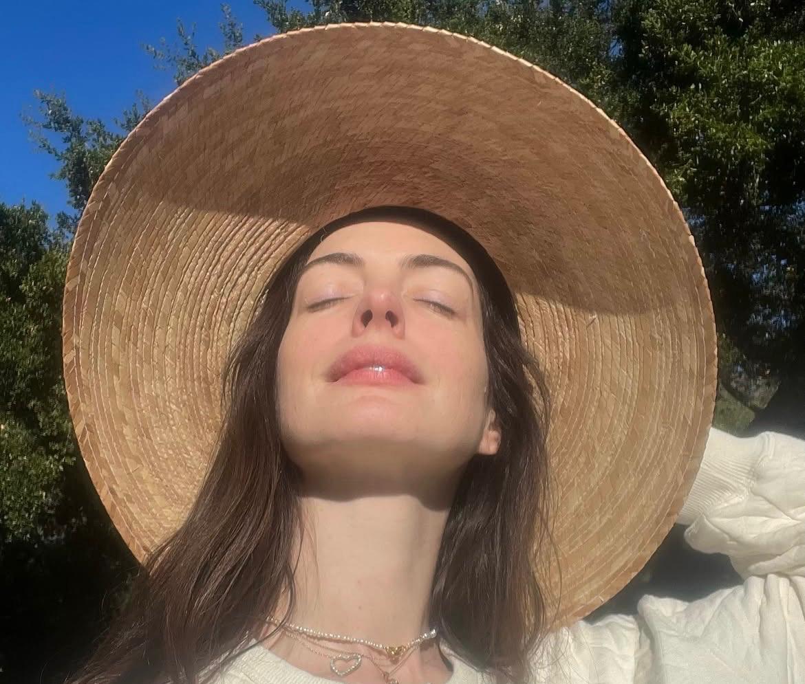 Protector solar diario: Anne no sale sin aplicar protector solar diario y usa sombrilla cuando el sol es muy intenso, por consejo de su madre. Para ella, la fotoprotección es uno de los secretos más importantes para prevenir manchas, arrugas prematuras y pérdida de firmeza.