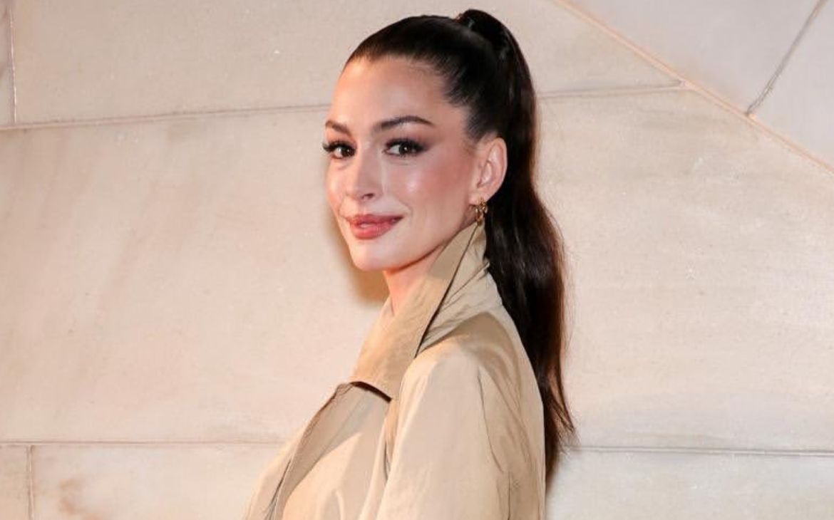 Agua de rosas y tónicos calmantes: Dentro de su rutina también figuran productos calmantes como brumas o tónicos botánicos que ayudan a refrescar la piel, reducir el enrojecimiento y potenciar la hidratación antes de aplicar otros tratamientos.