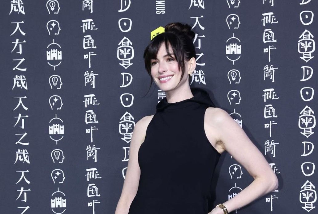 Hidratación desde adentro: Anne ha dicho que aumentar su consumo de agua cambió la apariencia de su piel. Mantener una hidratación adecuada puede mejorar elasticidad, luminosidad y aspecto saludable.