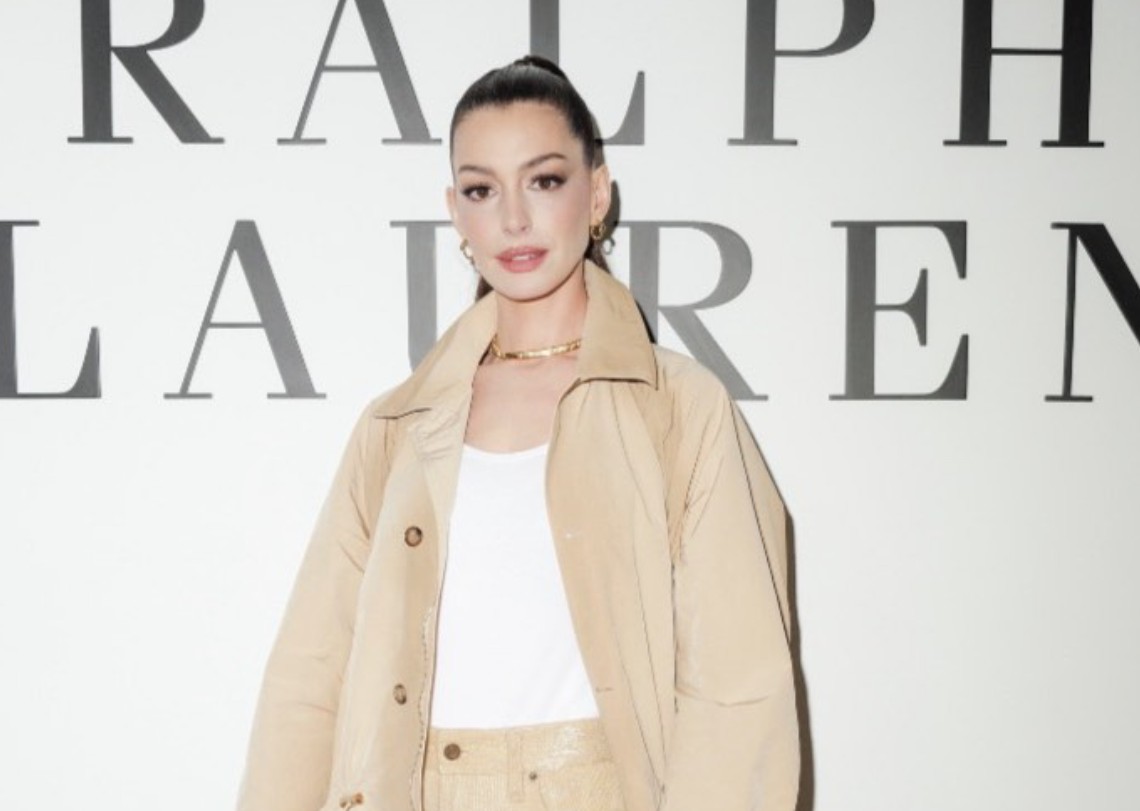 Trenzas ocultas: La propia Anne Hathaway ha mostrado que uno de sus trucos de belleza es que su equipo le hace pequeñas trenzas, las cuales oculta bajo el cabello. Esto le da un efecto de lifting en los ojos y eleva visualmente las cejas sin recurrir a procedimientos invasivos.