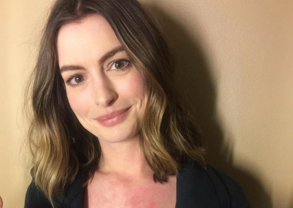 Dejar el alcohol: La actriz ha sido abierta sobre cómo reducir y dejar el alcohol transformó su piel después de los 40, ayudándole a recuperar luminosidad y una apariencia más fresca.