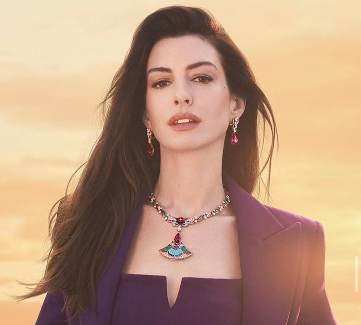 Parches para el contorno de ojos: Para combatir signos de cansancio, recurre a parches para ojos con efecto descongestionante. Estos ayudan a desinflamar bolsas, suavizar líneas finas e iluminar una zona especialmente delicada.