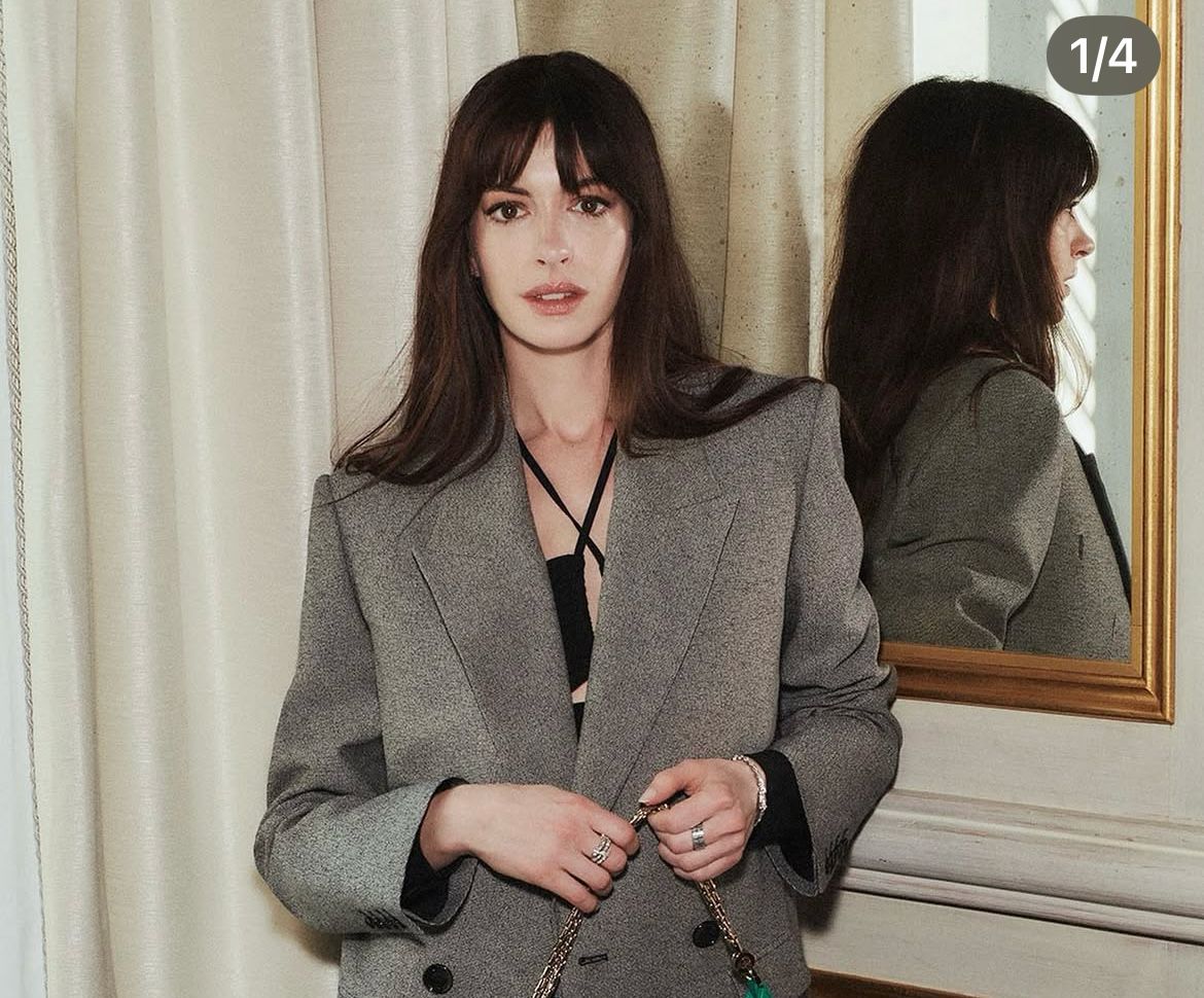 Retinol para piel sensible: Anne ha incorporado tratamientos con retinol, pero prefiere fórmulas pensadas para pieles delicadas. Este ingrediente ayuda a mejorar textura, suavizar líneas de expresión y estimular la renovación celular, mientras lo combina con ingredientes calmantes para evitar irritación.