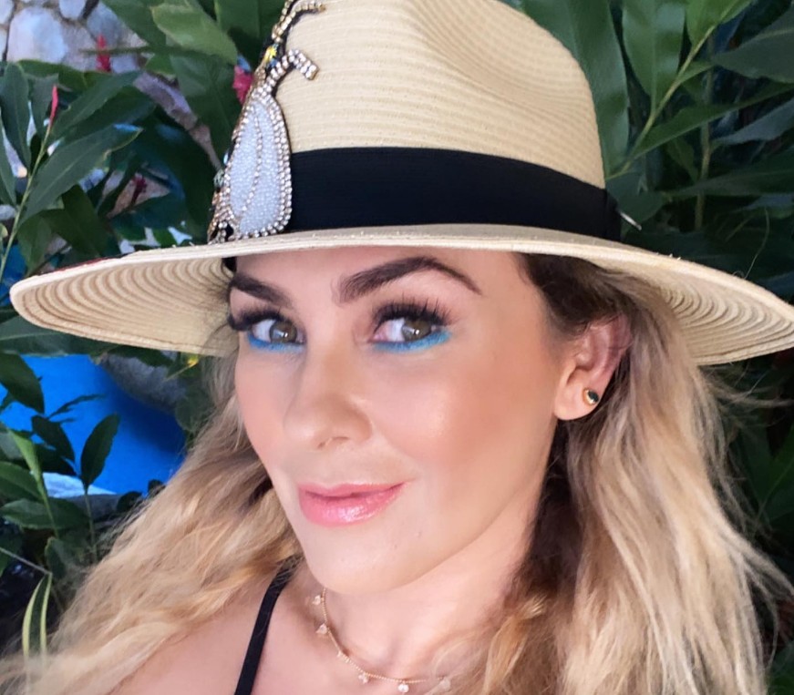 Aracely Arámbula fue uno de los primeros grandes amores conocidos de Gabriel Soto. Los actores comenzaron su romance a principios de los años 2000, cuando coincidieron en diversos proyectos de televisión y posteriormente durante las grabaciones de "Las vías del amor", donde nació la relación.