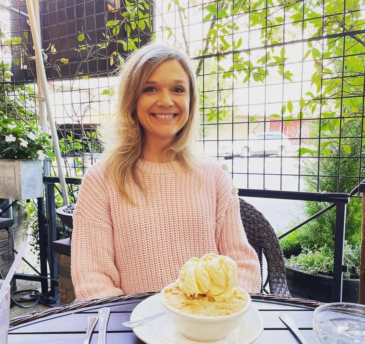 Más adelante continuó estudios especializados en diseño y artes visuales, fortaleciendo una nueva carrera profesional fuera del cine.