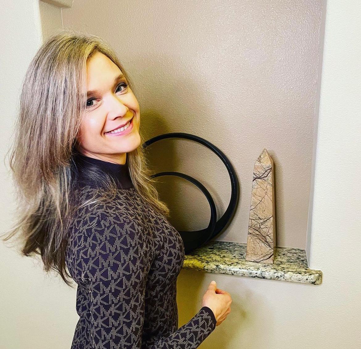 Parte de su trabajo artístico ha llamado la atención entre seguidores por incluir referencias visuales y simbólicas ligadas a la naturaleza y los dinosaurios.