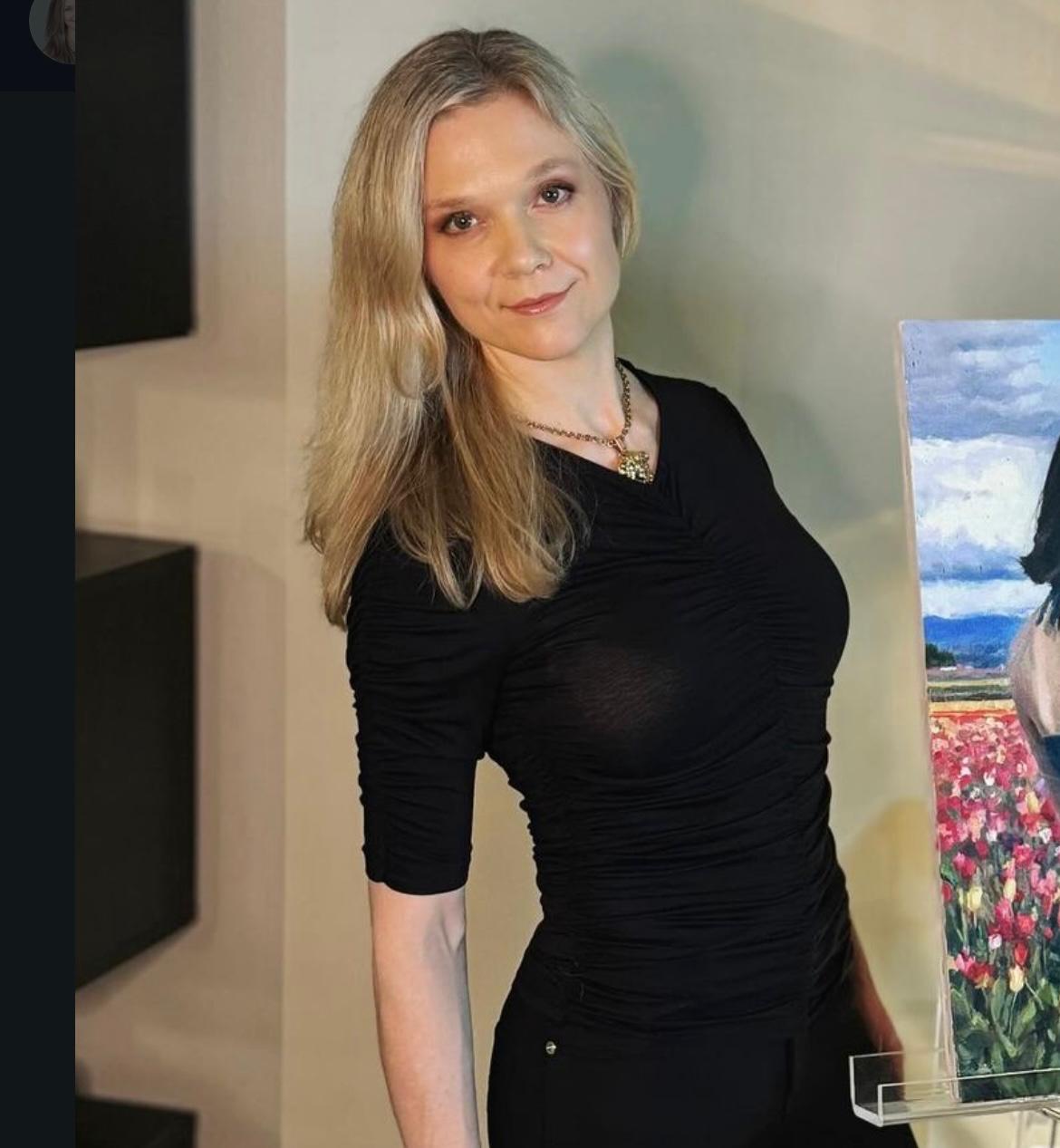 A través de redes sociales comparte aspectos de su faceta como madre, artista y exestrella de "Jurassic Park", conservando una relación cercana con sus admiradores.