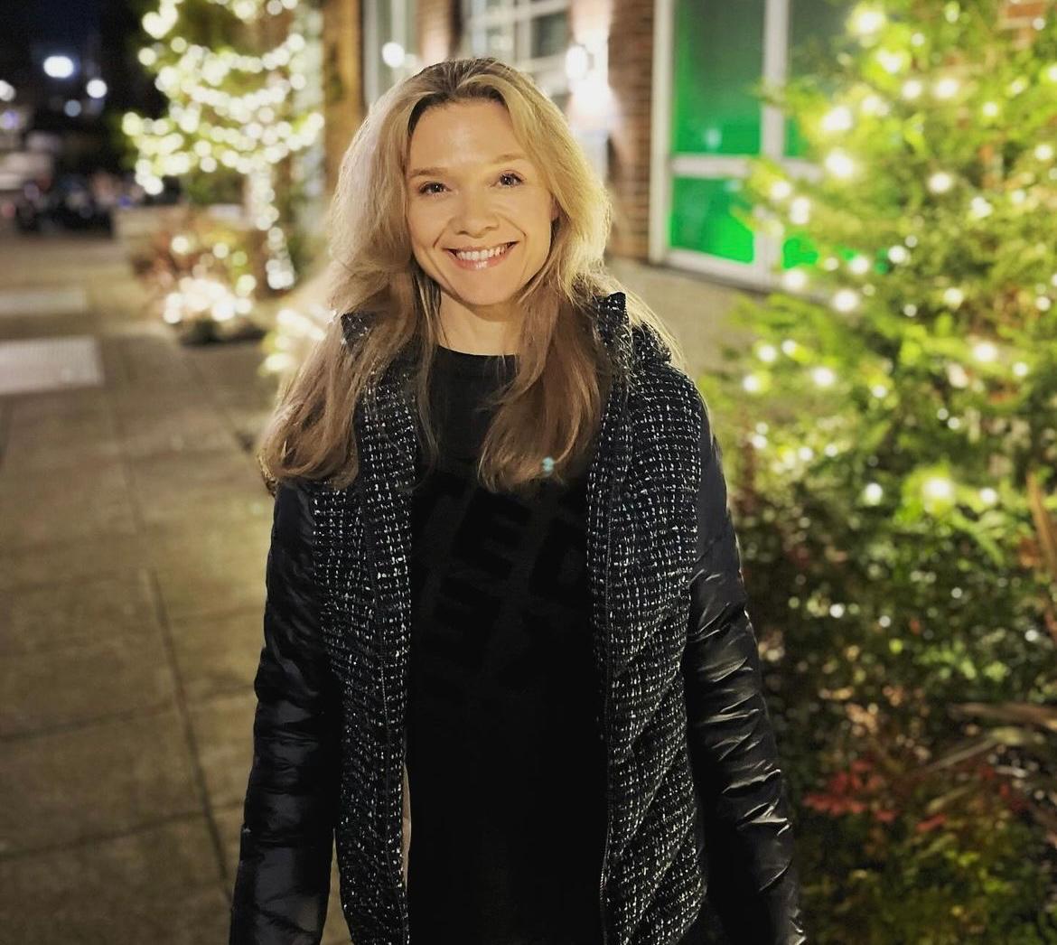 A pesar de contar con una carrera prometedora, decidió alejarse gradualmente de la actuación para dedicarse de lleno a la pintura, una vocación que había cultivado desde joven.