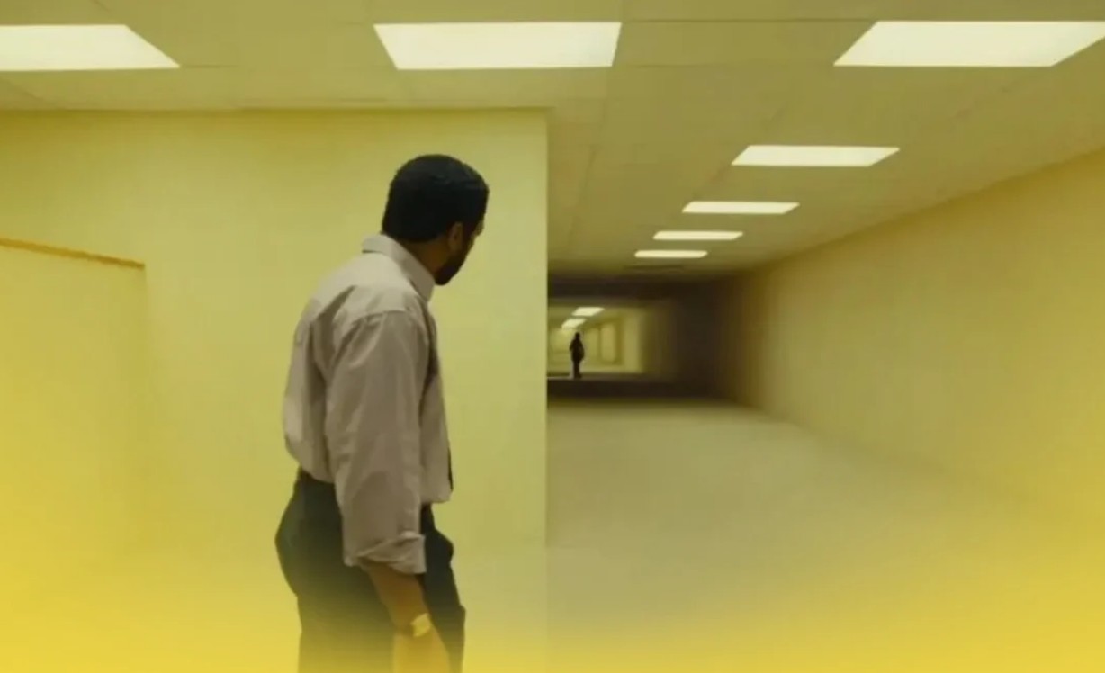 "Backrooms" lleva al cine el concepto de los espacios liminales popularizado en internet. La historia parte de un extraño acceso que aparece en el sótano de una tienda de muebles y conduce a un entorno de habitaciones vacías, pasillos interminables y lugares aparentemente abandonados. A partir de esta premisa, la película desarrolla una atmósfera de incertidumbre en la que el espacio mismo se convierte en una fuente de miedo. Dirigida por Kane Parsons, la producción aprovecha la sensación de aislamiento y desorientación para transformar un fenómeno de internet en una experiencia cinematográfica inquietante.