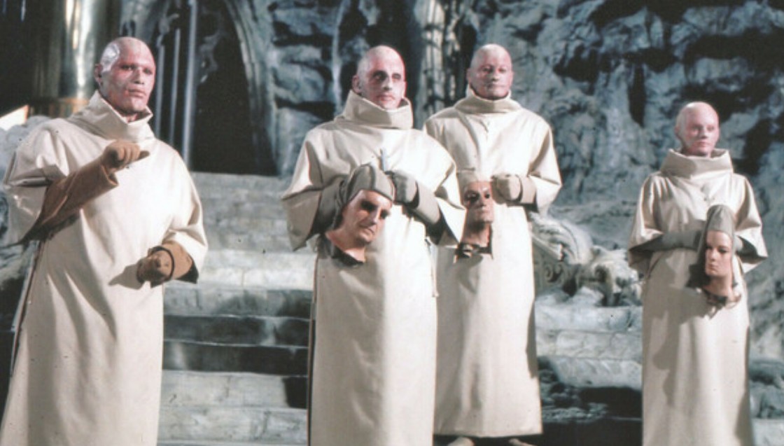 La secuela del clásico de ciencia ficción expandió el universo de los simios con una visión todavía más oscura sobre el futuro de la humanidad. La película presenta una civilización subterránea que enfrenta las secuelas de la radiación y rinde culto a un misil nuclear. Aunque fue más polémica que la original, su final es considerado uno de los más devastadores e impactantes de la historia del cine.