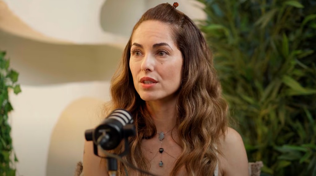 También ha optado por llevar un look más natural, conectando con su espiritualidad.