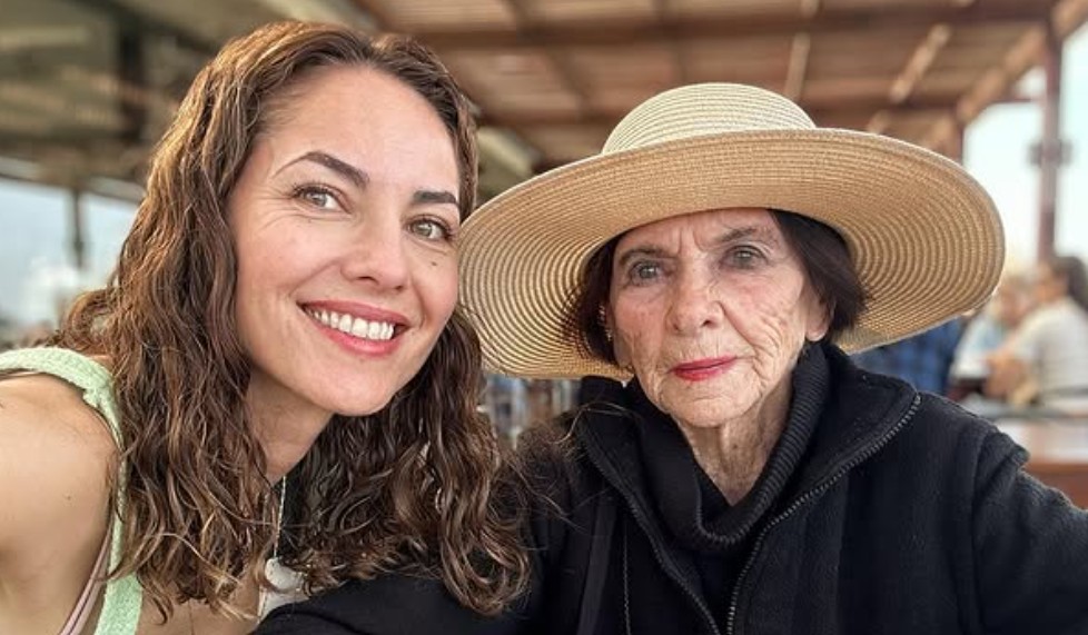A los 38 años, nació su primera nieta, siendo una de las actrices más jóvenes en convertirse en abuela.