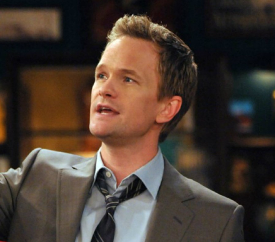 El personaje interpretado por Neil Patrick Harris se volvió uno de los favoritos por su carisma y sentido del humor. Sin embargo, su comportamiento mujeriego, sus constantes mentiras para conquistar mujeres y algunas actitudes manipuladoras hoy serían muy cuestionadas. Muchas de sus tácticas serían consideradas inapropiadas o incluso problemáticas.