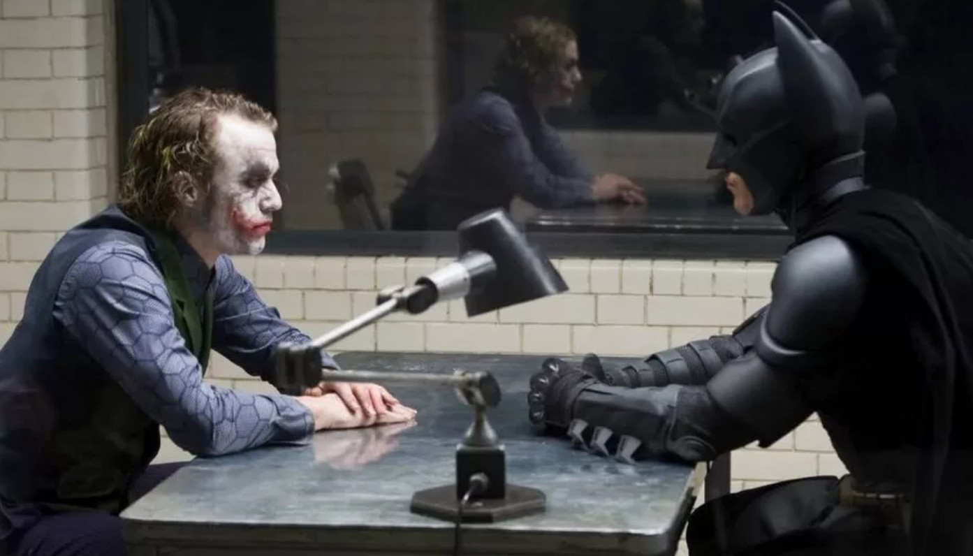 Aunque Batman era el protagonista de la película, la interpretación de Heath Ledger como el Guasón se convirtió en el elemento más recordado. Su actuación fue tan impactante que redefinió al villano para toda una generación y le otorgó un Oscar póstumo. Muchos espectadores consideran que el Guasón dominó cada escena en la que aparecía y eclipsó incluso a Christian Bale.