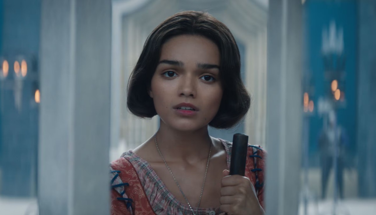 Esta versión live action de Disney contó con un presupuesto que superó los 200 millones de dólares, más los gastos de promoción. Sin embargo, desde antes de su estreno estuvo rodeada de polémicas por cambios en la historia original y declaraciones del elenco, lo que dividió al público. A pesar de la fuerte inversión, su desempeño en taquilla fue menor al esperado, evidenciando que las controversias pueden afectar directamente la percepción de una película.