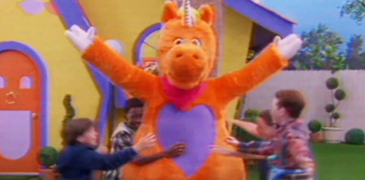 "Buddy" transforma la apariencia alegre de un programa infantil en una experiencia de terror. Dentro del colorido universo de "It's Buddy!", un grupo de niños canta, baila y participa en actividades educativas junto a un unicornio naranja que parece representar la felicidad. Sin embargo, cuando uno de los pequeños se niega a seguir las reglas, la personalidad del personaje comienza a revelar un lado amenazante.