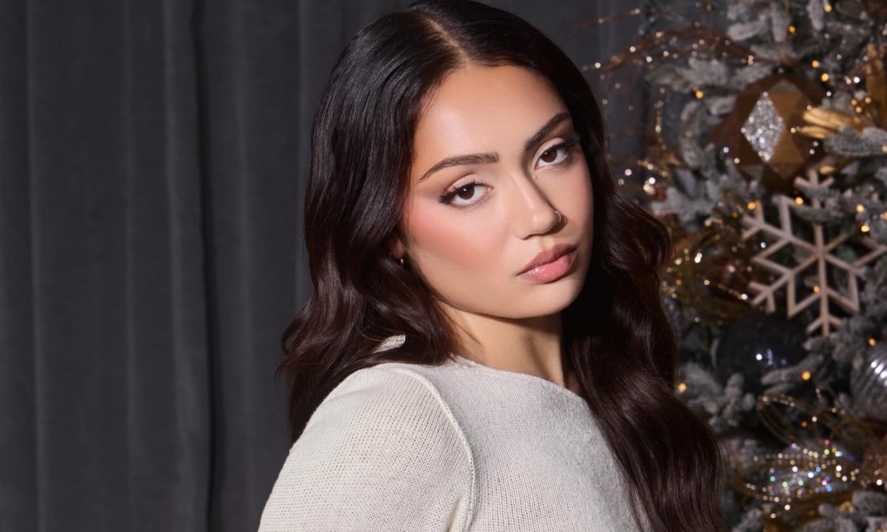 Se dio a conocer por sus maquillajes artísticos y contenido de belleza. Con más de 40 millones de seguidores, sus ingresos anuales se estiman entre 3 y 5 millones de dólares, principalmente por colaboraciones con marcas de moda y cosméticos.