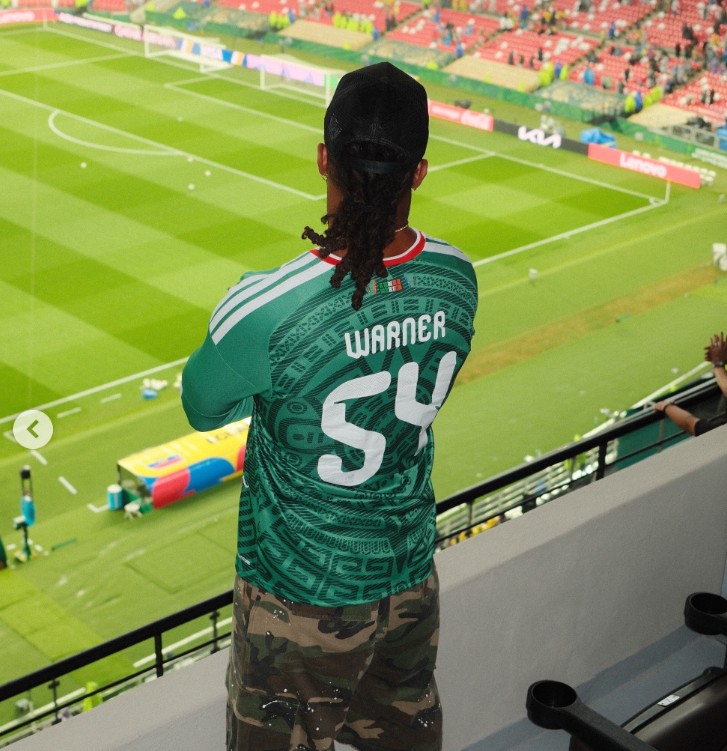 El linebacker de los San Francisco 49ers sorprendió al aparecer en el Estadio Ciudad de México para apoyar a la Selección Mexicana durante el partido contra Ecuador. Posteriormente publicó varias fotografías vistiendo la camiseta verde del Tricolor, gesto que fue muy celebrado por la afición. El jugador de la NFL ha explicado en diversas ocasiones que su cariño por México proviene de su abuelo, quien nació en territorio mexicano.
