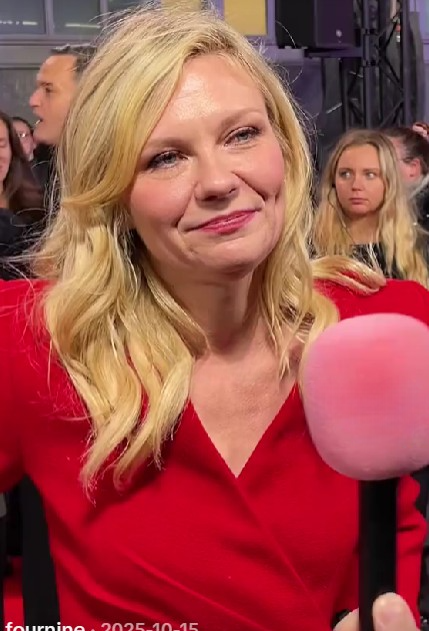 Kirsten Dunst ha mantenido una imagen natural durante su carrera y ha expresado que no está interesada en cambiar radicalmente su apariencia. La actriz ha señalado que prefiere aceptar los cambios que llegan con el tiempo y conservar sus rasgos.