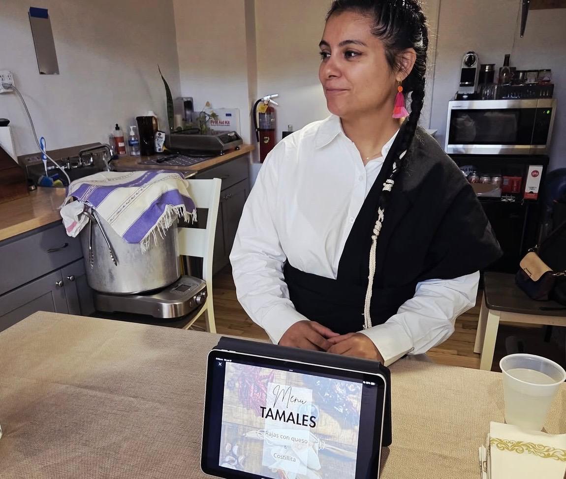 Paralelamente, desarrolla experiencias gastronómicas privadas, diseñando menús personalizados y llevando su cocina a eventos exclusivos.