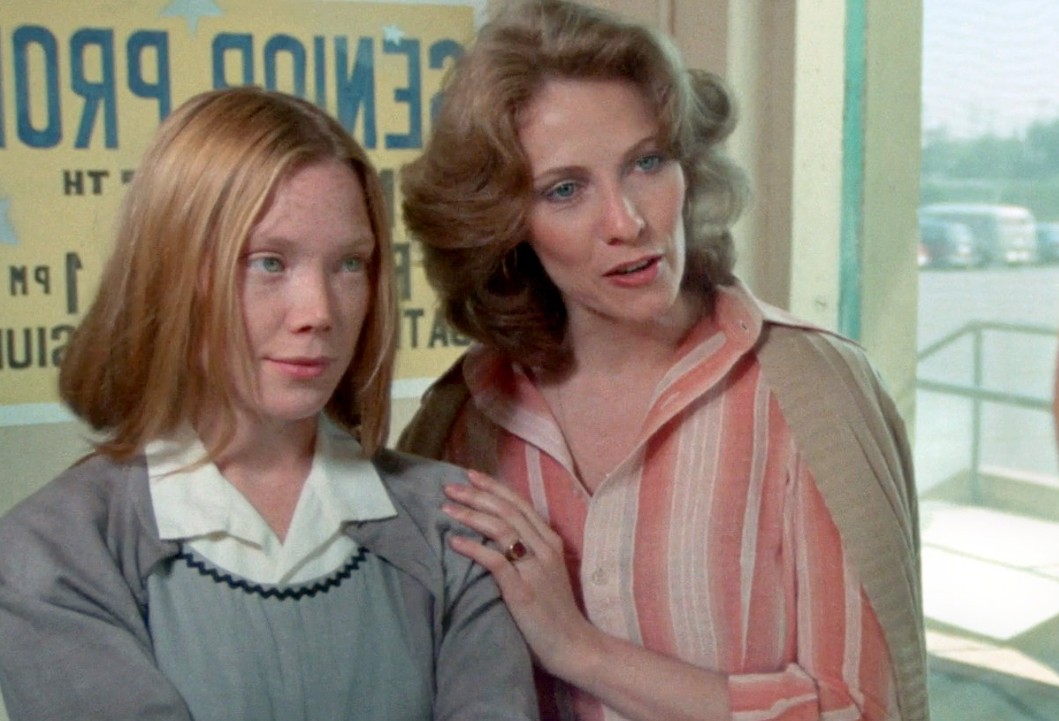 Basada en la novela de Stephen King, esta nueva versión intentó actualizar la historia con un enfoque más contemporáneo, incluyendo el uso de redes sociales. Sin embargo, fue criticada por ser demasiado similar a la película original de 1976 sin aportar una visión distinta. Aunque contó con mejores efectos especiales, la tensión y el impacto emocional fueron menores, lo que la dejó como una versión innecesaria.