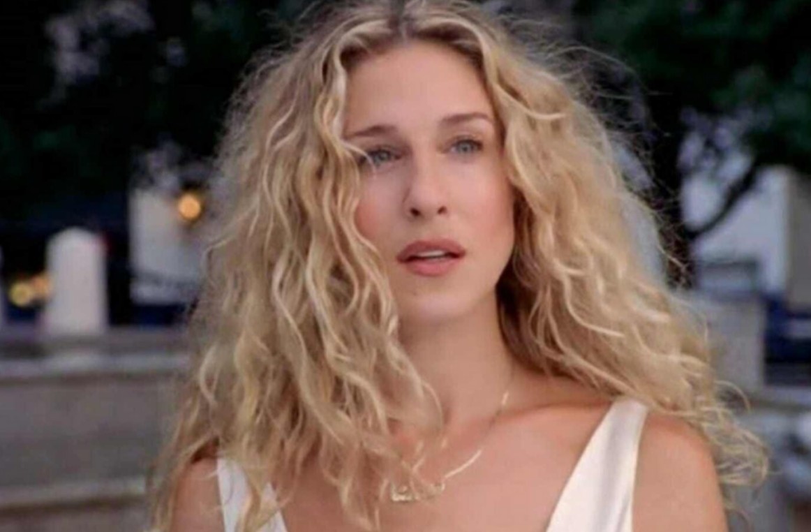 Aunque es la protagonista de la serie, Carrie Bradshaw suele aparecer en muchas listas de personajes difíciles de soportar. Muchos espectadores consideran que gran parte de los problemas que enfrenta son consecuencia de sus propias decisiones impulsivas. Su obsesión con Mr. Big, su tendencia a centrar las conversaciones en sí misma, sus actitudes egoístas hacia sus amigas y sus malas decisiones financieras le provocaron críticas incluso entre los mayores fans de la serie.