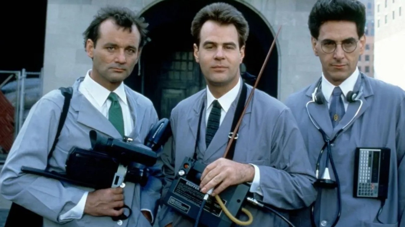 Este reboot generó polémica desde su anuncio por presentar un elenco completamente distinto. Aunque la intención era ofrecer una versión más moderna, fue criticado por su humor excesivo y poco efectivo. Muchos señalaron que dependía demasiado de referencias al original sin construir una identidad propia. A pesar de algunos momentos divertidos, no logró convencer ni a fans ni a la crítica.