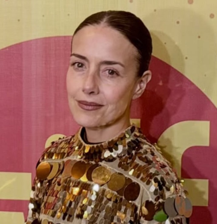 Cecilia Suárez es reconocida por su talento y por interpretar personajes alejados de los estereotipos tradicionales. La actriz ha mostrado una imagen natural durante su carrera y se ha pronunciado en contra de la presión que existe sobre las mujeres para mantenerse jóvenes. Para ella, el envejecimiento forma parte de la vida y no debería ser motivo de rechazo.