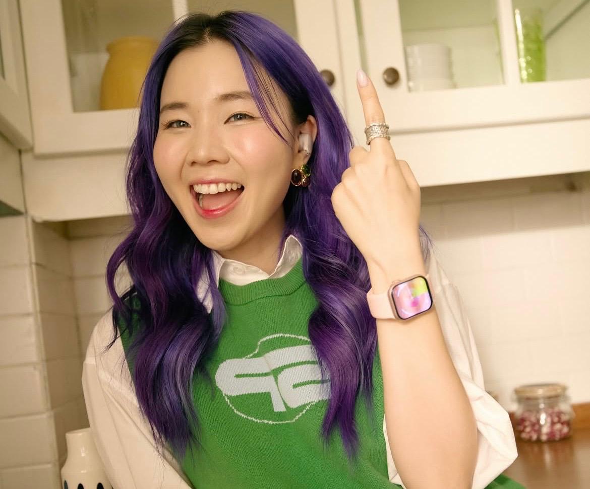 Además, ha compartido que se ha sometido a múltiples procedimientos de belleza para mejorar su imagen. Una de las cirugías que se ha realizado fue una blefaroplastia, un procedimiento muy común en Corea del Sur para agrandar su mirada.