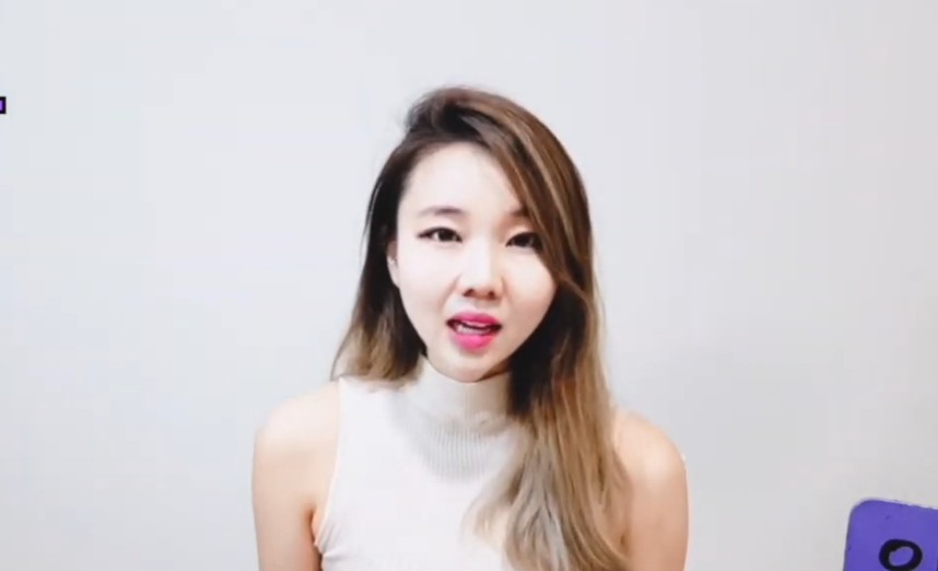 Sujin Kim nació el 3 de abril de 1991. Creció en Seúl, Corea del Sur, y estudió Administración de Empresas en la Universidad Myongji.