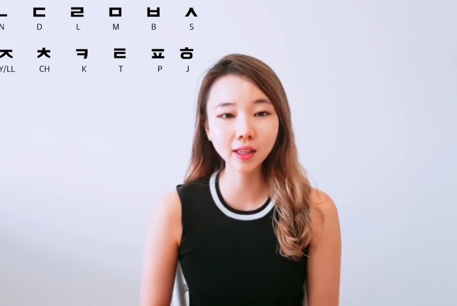 Antes de establecerse en México, participó en programas de trabajo y estudio en países como Canadá y Brasil.