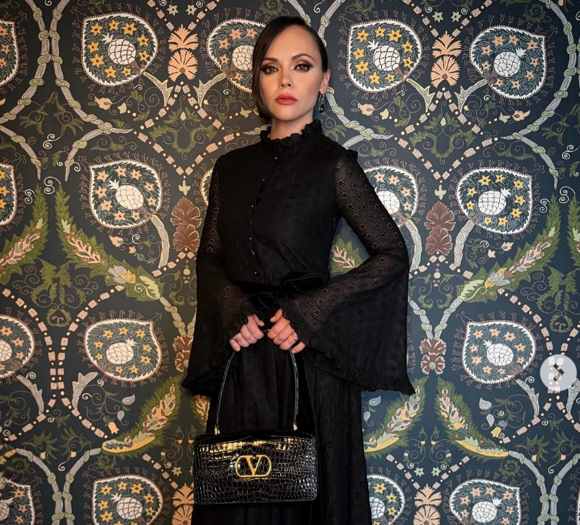 En 2022 regresó a una historia relacionada con el universo de "Los locos Addams" al incorporarse a la serie "Wednesday", protagonizada por Jenna Ortega.