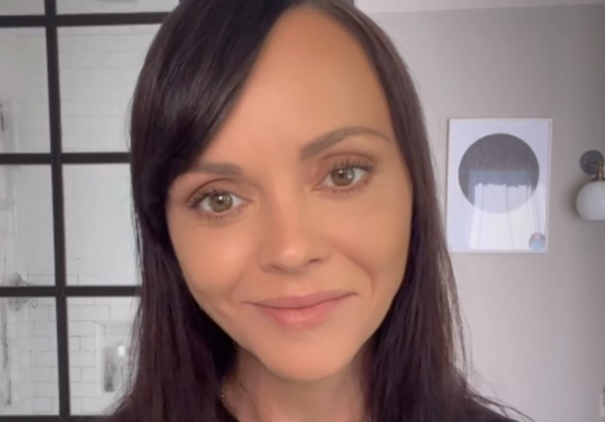 Christina Ricci nació el 12 de febrero de 1980 en Santa Mónica, California, Estados Unidos. Desde pequeña mostró interés por la actuación y comenzó a acercarse al medio artístico antes de llegar a la adolescencia.