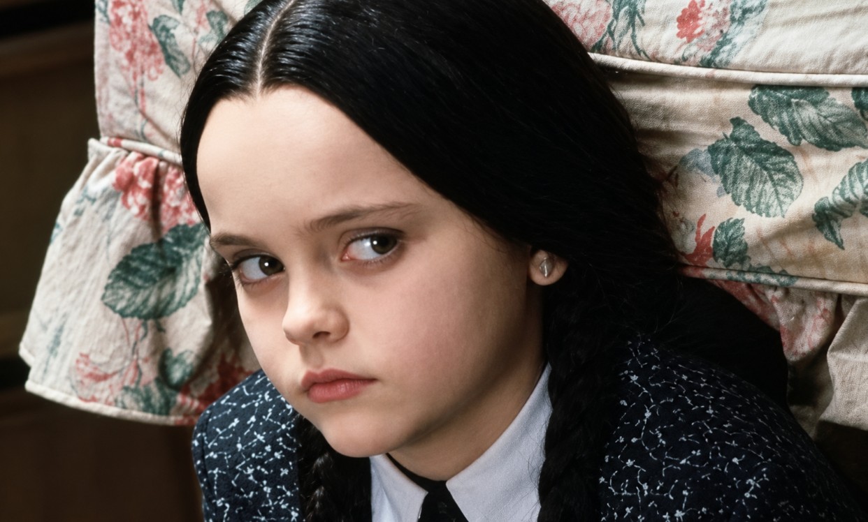 En la película, era una niña astuta, fría, con humor negro y más inteligente que los adultos de su alrededor.