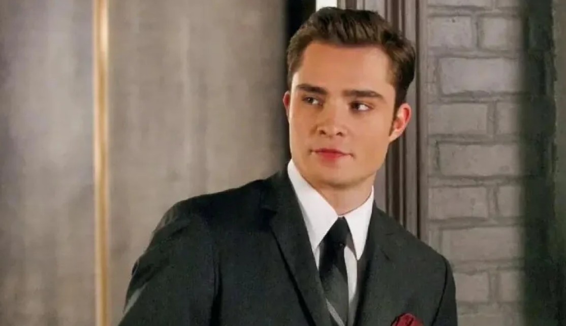 Chuck Bass fue uno de los personajes más icónicos de la serie, pero también uno de los más polémicos. Su actitud controladora, sus relaciones tóxicas y algunos comportamientos cuestionables en las primeras temporadas hoy generarían una fuerte reacción negativa en redes sociales, especialmente por la forma en que trata a otras personas.